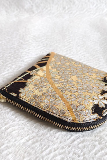 Kimono-wallet-with-L-shape-Zip-Black-Gold-Sakura