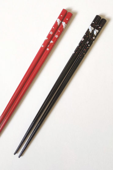 Japanese-chopsticks-Tsuki-Usagi-black-&-red-2