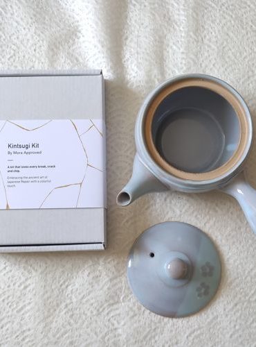 Mini Kintsugi kit with a cracked Teapot