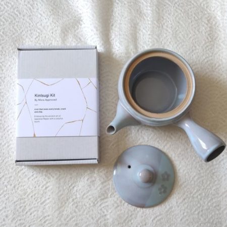 Mini Kintsugi kit with a cracked Teapot