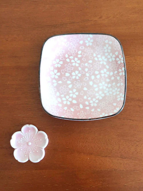 This charming set features a light pink Sakura plate paired with a matching Sakura-shaped chopstick rest. The square plate, adorned with delicate cherry blossom (Sakura) patterns, has a slight depth, making it perfect for serving soy sauce or small side dishes. Both pieces are crafted in the Mino ware (Mino-yaki) tradition, a celebrated Japanese pottery style known for its beautiful and functional designs. Available at j-okini.com in Malta