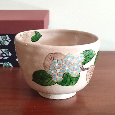 Handmade Kiyomizu-ware matcha bowl with gold-traced hydrangea design, crafted by Kyoto artist Yagi Kaihou.. j-okini.com in Malta