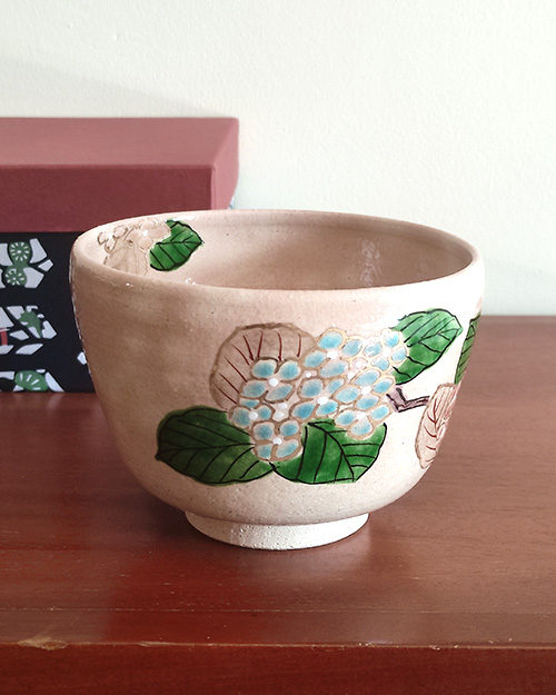 Handmade Kiyomizu-ware matcha bowl with gold-traced hydrangea design, crafted by Kyoto artist Yagi Kaihou.. j-okini.com in Malta