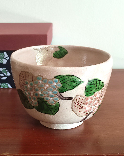 Handmade Kiyomizu-ware matcha bowl featuring pink and blue hydrangea flowers traced in gold, crafted by Kyoto artist Yagi Kaihou. Available at j-okini.com in Malta Europe.