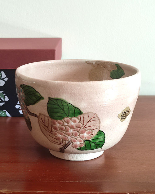 Handmade Kiyomizu-ware matcha bowl with gold-traced hydrangea design, crafted by Kyoto artist Yagi Kaihou.. j-okini.com in Malta