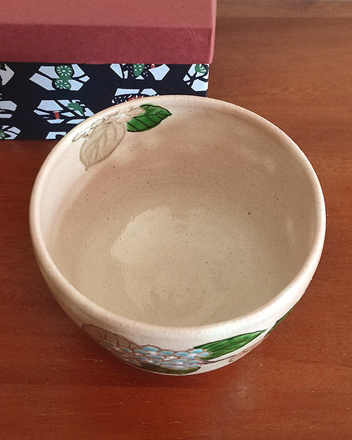 Handmade Kiyomizu-ware matcha bowl with gold-traced hydrangea design, crafted by Kyoto artist Yagi Kaihou.. j-okini.com in Malta