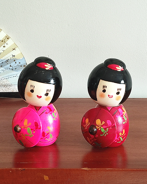 Duo of Kokeshi dolls Hanagasa in pink and red kimono with umbrella