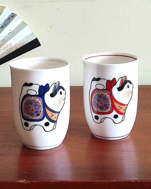 Vintage teacups, made from white porcelain, featuring Komainu in red and blue. Made in Japan. Available at j-okini.com in Malta