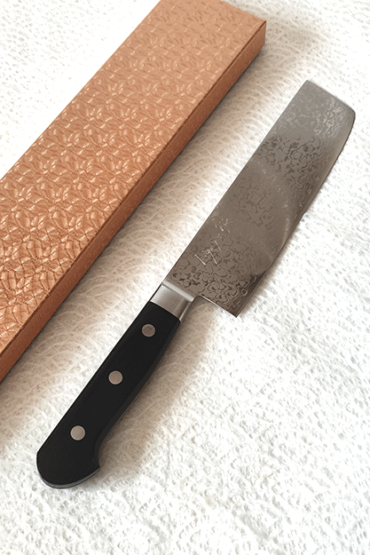 Japanese Nakiri kitchen knife with VG10 core, 16-layer Damascus wave pattern, and a rectangular shape, ideal for precise vegetable slicing and chopping.. Buy it from j-oini.com in Malta