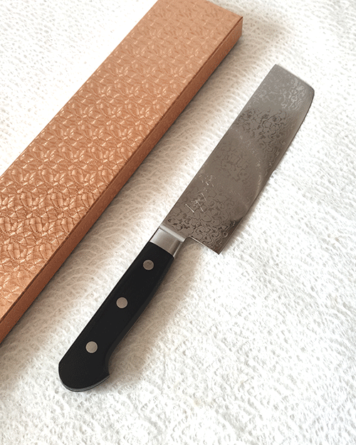 Japanese Nakiri kitchen knife with VG10 core, 16-layer Damascus wave pattern, and a rectangular shape, ideal for precise vegetable slicing and chopping.. Buy it from j-oini.com in Malta