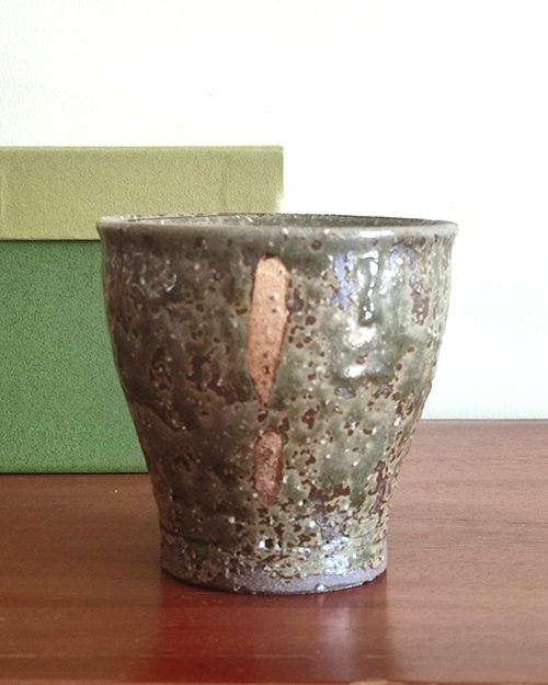 Handcrafted Kiyomizu-yaki Oribe glaze free cup with Kozou Kiln stamp on the bottom, gold accents, and textured surface, 9cm tall, ideal for tea, coffee, or whisky. Buy it from j-okini in Malta