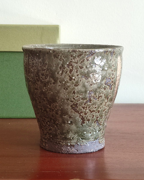 Handcrafted Kiyomizu-yaki Oribe glaze free cup with Kozou Kiln stamp on the bottom, gold accents, and textured surface, 9cm tall, ideal for tea, coffee, or whisky. Buy it from j-okini in Malta