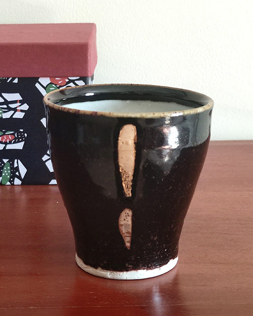 Kiyomizu-yaki free cup with Tenmoku glaze, smooth black surface with golden-brown rim and gold streaks, stamped with Kozou Kiln mark. Buy it from j-okini in Malta