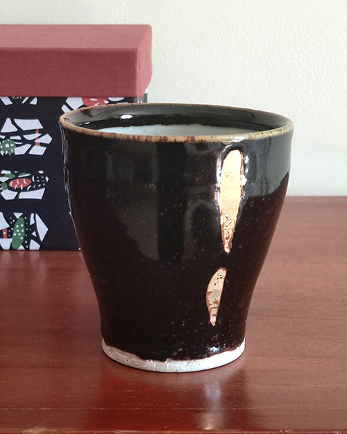 Kiyomizu-yaki free cup with Tenmoku glaze, smooth black surface with golden-brown rim and gold streaks, stamped with Kozou Kiln mark. Buy it from j-okini in Malta