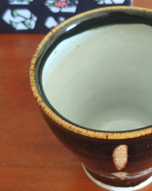 Kiyomizu-yaki free cup with Tenmoku glaze, smooth black surface with golden-brown rim and gold streaks, stamped with Kozou Kiln mark