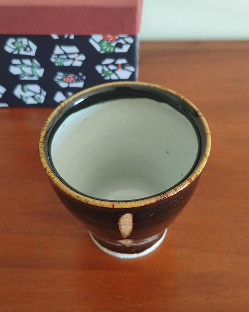 Kiyomizu-yaki free cup with Tenmoku glaze, smooth black surface with golden-brown rim and gold streaks, stamped with Kozou Kiln mark. Buy it from j-okini in Malta