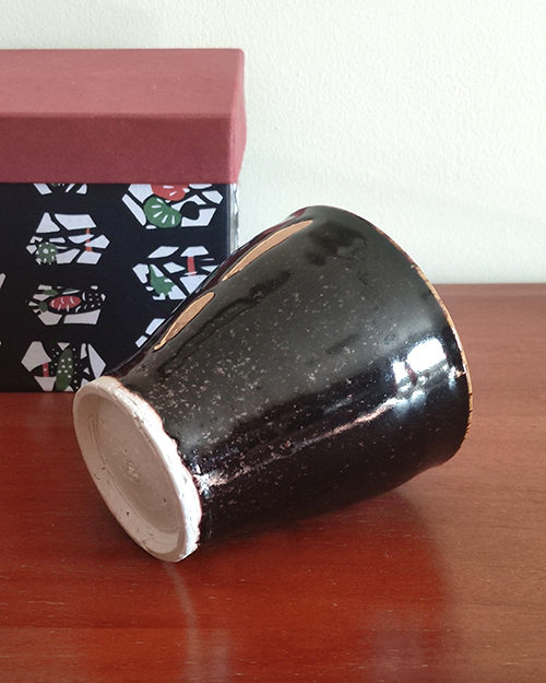 Kiyomizu-yaki free cup with Tenmoku glaze, smooth black surface with golden-brown rim and gold streaks, stamped with Kozou Kiln mark. Buy it from j-okini in Malta