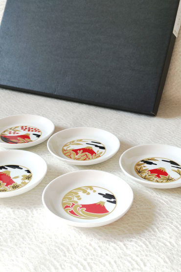 A 5-piece Red Fuji small dish set featuring intricate Japanese motifs like cherry blossoms, waves, and autumn leaves. Inspired by the rare and auspicious sight of Red Fuji. Made in Japan, perfect for condiments or soy sauce. Available at j-okini.com in Malta
