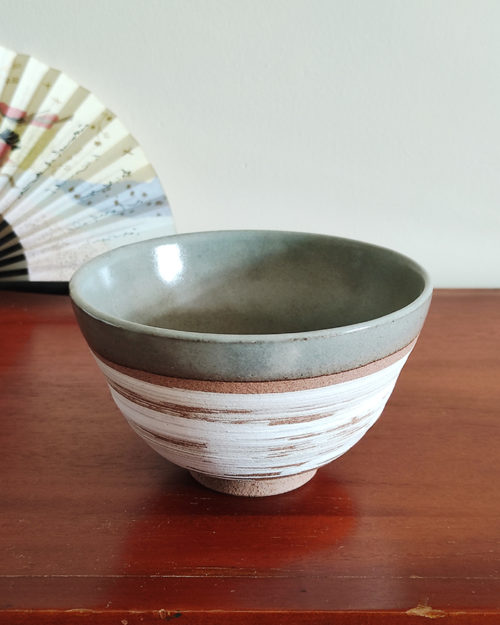 Mino ware Matcha bowl with grey glaze and Hakeme white brush-stroked design over red clay. Traditional wan-nari shape, handcrafted in Japan. Available at j-okini.com in Malta