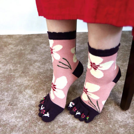 5 toes socks which has rabbit and flower accents printed on the toes. Available at j-okini.com in Malta