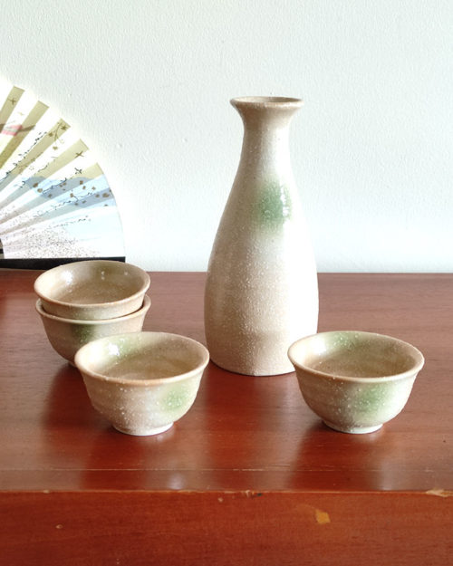 A glazed Kiseto Sake Set with a beige tokkuri bottle and matching sake cups, each featuring soft green accents and a smooth, speckled finish. Made in Japan. Available at j-okini.com in Malta